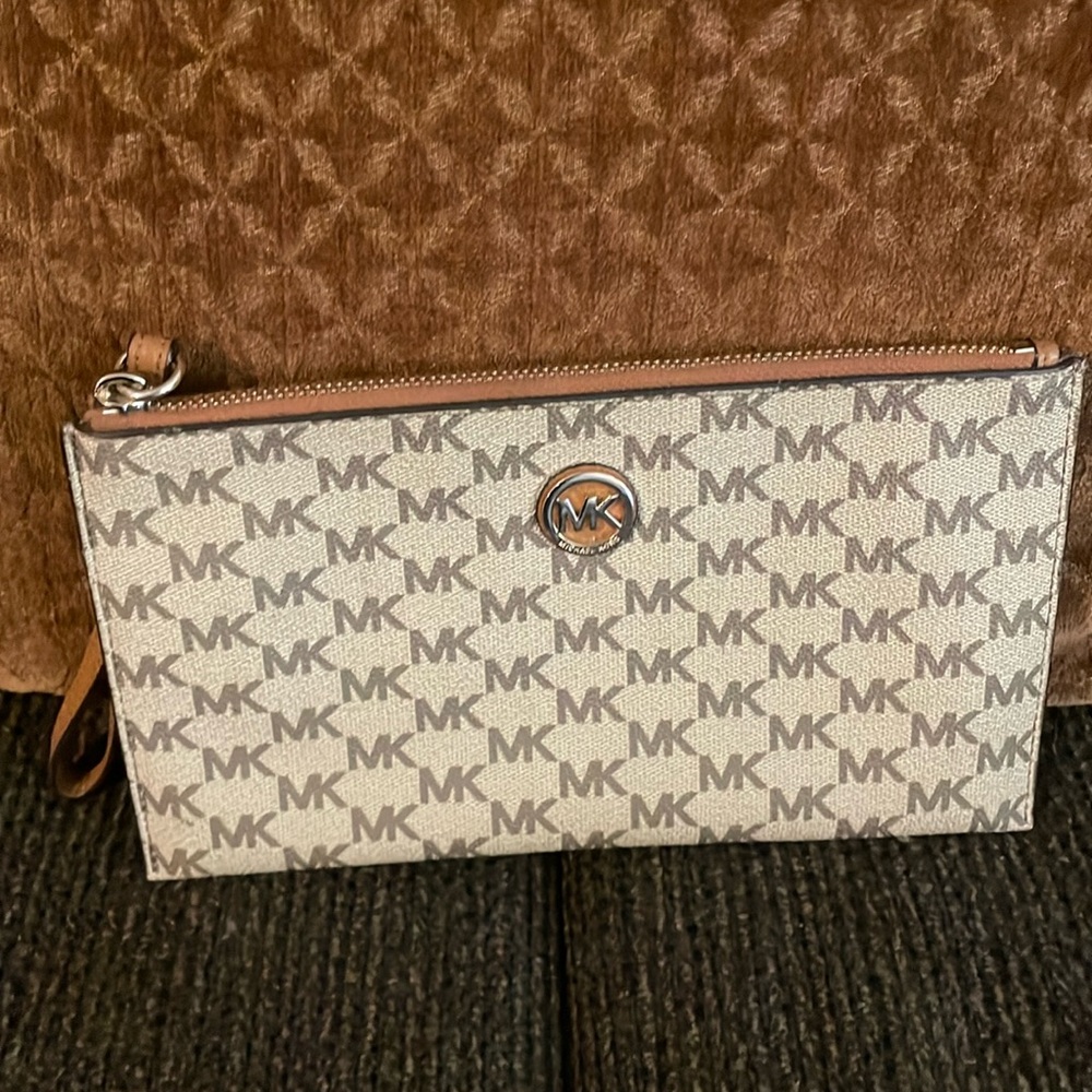 Wristlet excellent condition